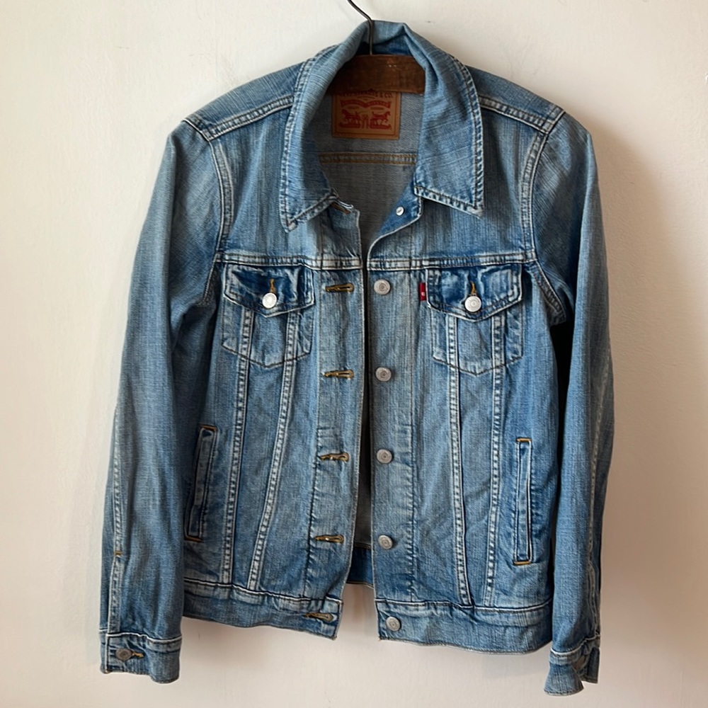 Levi’s Denim Jean Jacket. Size Small.